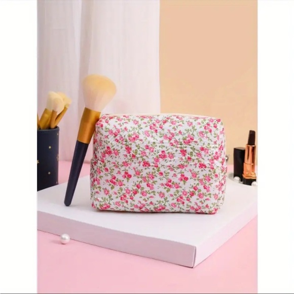 🎄3 for $23🎄 Rose Red Floral Makeup Bag - Picture 1 of 3
